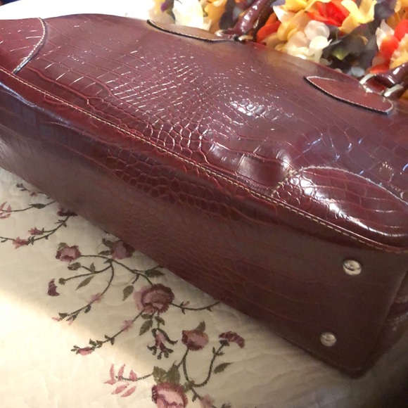 Computer bag. Burgundy colored reptile print. - Picture 3 of 8